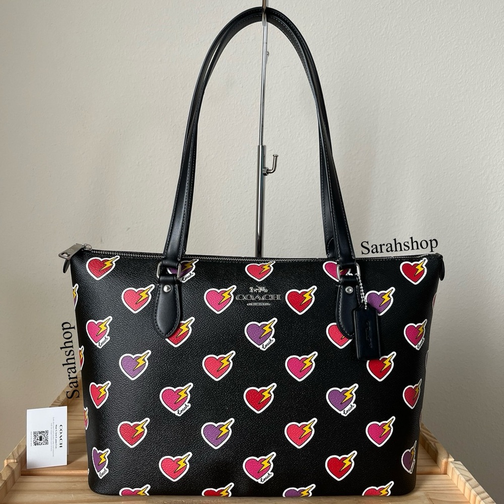 ✅Coach Gallery Tote With Heart Print